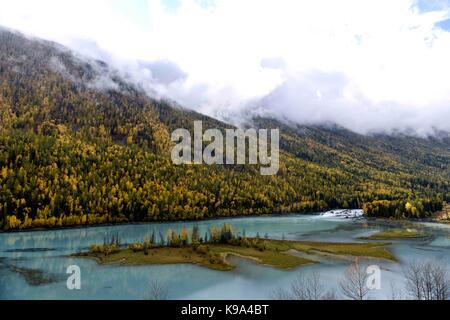 Kanas. 22 sep, 2017. photo prise sur sept. 22, 2017 présente le décor de l'automne de la rivière de Wolong dans la zone panoramique de kanas, nord-ouest de la Chine, la région autonome du Xinjiang Uygur. crédit : Zhao ge/Xinhua/Alamy live news Banque D'Images