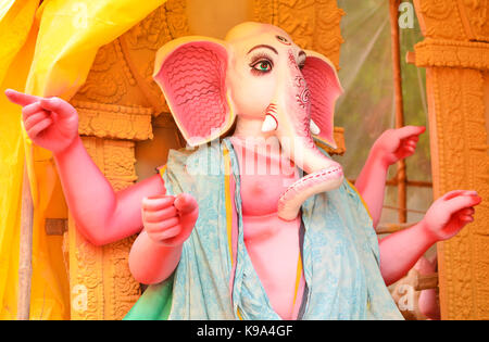 New Delhi, Inde. Sep 19, 2017. artiste govind nath travaille sur sa déesse chiffres pour la fête hindoue 'durga puja' dans son atelier de New Delhi, Inde, 19 septembre 2017. crédit : Karen Bauer/dpa/Alamy live news Banque D'Images