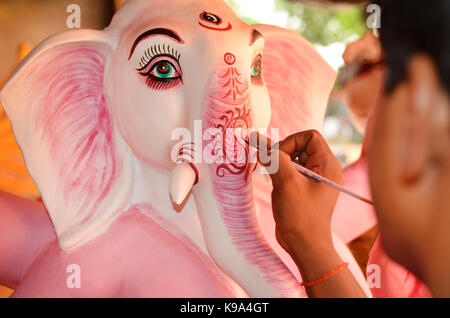 New Delhi, Inde. Sep 19, 2017. artiste govind nath travaille sur sa déesse chiffres pour la fête hindoue 'durga puja' dans son atelier de New Delhi, Inde, 19 septembre 2017. crédit : Karen Bauer/dpa/Alamy live news Banque D'Images