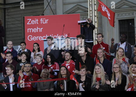 Berlin, Allemagne. 22 Sep, 2017. Des milliers de partisans en sont venus à la manifestation. Le candidat à la Chancellerie allemande du SPD (Parti social-démocrate d'Allemagne) était le principal orateur lors d'un vaste rassemblement dans le centre de Berlin, à deux jours d'avance sur l'Allemand élection générale. Credit : SOPA/Alamy Images Limited Live News Banque D'Images