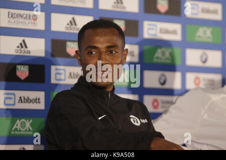 Kenenisa Bekele est représenté à la conférence de presse. Les trois principaux concurrents coureurs au 44e Marathon de Berlin BMW, Eliud Kipchoge du Kenya, d'Ethiopie Kenenisa Bekele et Wilson Kipsang du Kenya ainsi un coureur Allemand Philipp Pflieger, ont été présentés lors d'une conférence de presse deux jours avant le marathon. Banque D'Images