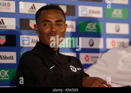 Kenenisa Bekele est représenté à la conférence de presse. Les trois principaux concurrents coureurs au 44e Marathon de Berlin BMW, Eliud Kipchoge du Kenya, d'Ethiopie Kenenisa Bekele et Wilson Kipsang du Kenya ainsi un coureur Allemand Philipp Pflieger, ont été présentés lors d'une conférence de presse deux jours avant le marathon. Banque D'Images