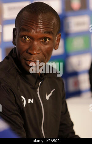 Eliud Kipchoge est représenté à la conférence de presse. Les trois principaux concurrents coureurs au 44e Marathon de Berlin BMW, Eliud Kipchoge du Kenya, d'Ethiopie Kenenisa Bekele et Wilson Kipsang du Kenya ainsi un coureur Allemand Philipp Pflieger, ont été présentés lors d'une conférence de presse deux jours avant le marathon. Banque D'Images