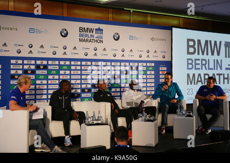 Eliud Kipchoge, Kenenisa Bekele et Wilson Kipsang sont de gauche à droite à la conférence de presse. Les trois principaux concurrents coureurs au 44e Marathon de Berlin BMW, Eliud Kipchoge du Kenya, d'Ethiopie Kenenisa Bekele et Wilson Kipsang du Kenya ainsi un coureur Allemand Philipp Pflieger, ont été présentés lors d'une conférence de presse deux jours avant le marathon. Banque D'Images