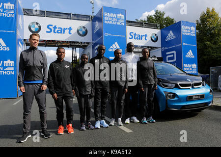 Philipp Pfleger de Allemagne, Kenenisa Bekele de l'Ethiopie, du Kenya, de l'Aiyabei Valary Eliud Kipchoge du Kenya, Gladys Cherono du Kenya, Wilson Kipsang du Kenya et d'Ethiopie Beriso Amane poser pour les caméras sur la ligne de départ. L'avant-coureurs, garçons et filles, pour le 44e Marathon de Berlin BMW ainsi que deux records du monde Guinness à l'investiture ont posé pour les caméras sur la ligne de départ du marathon. Banque D'Images