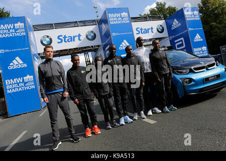 Philipp Pfleger de Allemagne, Kenenisa Bekele de l'Ethiopie, du Kenya, de l'Aiyabei Valary Eliud Kipchoge du Kenya, Gladys Cherono du Kenya, Wilson Kipsang du Kenya et d'Ethiopie Beriso Amane poser pour les caméras sur la ligne de départ. L'avant-coureurs, garçons et filles, pour le 44e Marathon de Berlin BMW ainsi que deux records du monde Guinness à l'investiture ont posé pour les caméras sur la ligne de départ du marathon. Banque D'Images