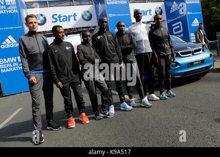 Philipp Pfleger de Allemagne, Kenenisa Bekele de l'Ethiopie, du Kenya, de l'Aiyabei Valary Eliud Kipchoge du Kenya, Gladys Cherono du Kenya, Wilson Kipsang du Kenya et d'Ethiopie Beriso Amane poser pour les caméras sur la ligne de départ. L'avant-coureurs, garçons et filles, pour le 44e Marathon de Berlin BMW ainsi que deux records du monde Guinness à l'investiture ont posé pour les caméras sur la ligne de départ du marathon. Banque D'Images