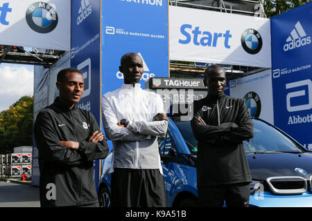 Kenenisa Bekele à partir de l'Éthiopie, Eliud Kipchoge du Kenya et Wilson Kipsang du Kenya constituent pour les caméras sur la ligne de départ. L'avant-coureurs, garçons et filles, pour le 44e Marathon de Berlin BMW ainsi que deux records du monde Guinness à l'investiture ont posé pour les caméras sur la ligne de départ du marathon. Banque D'Images