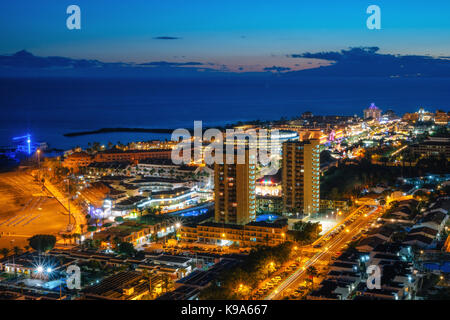 Vue panoramique de l'allumé en las americas de nuit avec des clubs, hôtels et bars dans l'île de Ténérife, Espagne Banque D'Images