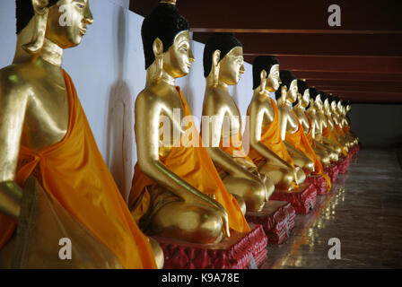 Ligne de Buddhas Wat Phra Mahathe Woramahawihan, le principal temple bouddhiste de la province de Nakhon si Thammarat dans le sud de la Thaïlande. Banque D'Images