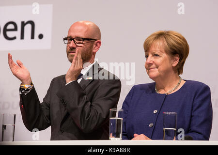 Neuss, Allemagne. 21 septembre 2017. Peter Tauber, Generalsekretär der CDU et Bundeskanzlerin Angela Merkel. La chancelière Angela Merkel assiste à un rassemblement pour les élections du Bundestag au Swissotel Düsseldorf/Neuss. Banque D'Images