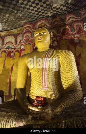 Sri Lanka Dambulla Dambulla Cave Temple - Cave 3 François la Maha Vihara Bouddha assis montrant Dhyana Mudra Geste de méditation avec fleur de lotus placés dans ses mains Banque D'Images