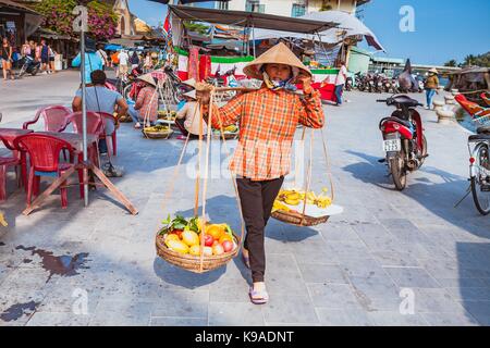 Hoi An, Vietnam - 15 mars 2017 : vendeur de rue typique à Hoi An, Vietnam Banque D'Images