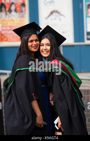 L'enseignement supérieur au Royaume-Uni : les étudiants de l'université d'Aberystwyth, deux femmes portant des robes universitaires traditionnelles et le mortier d'affichage sur le jour de la remise des diplômes, juillet 2917 Banque D'Images