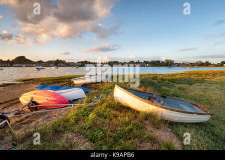 Bateaux sur la rive à Bosham près de Chichester dans le West Sussex Banque D'Images