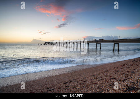 L'aube sur la jetée de Deal, une jolie ville balnéaire sur la côte du Kent Banque D'Images