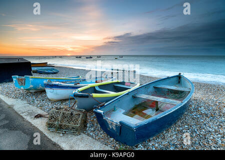 Bateaux sur la plage de galets à Selsey, près de Chichester sur la côte du Sussex de l'Ouest Banque D'Images