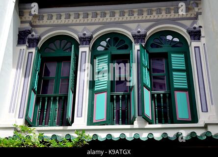 Singapour extérieur de maison boutique traditionnelle avec fenêtres en bois vert et les majorquines dans l'historique quartier Fremantle. Banque D'Images