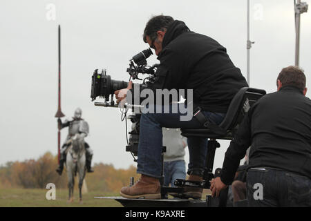 Directeur de la photo Roland Breitschuh films une scène du film pendant le tournage du nouveau cinéma allemand 'Die Ritter' ('Les Chevaliers') réalisé par Carsten Gutschmidt par ordre de ZDF à Milovice en Bohême centrale, en République tchèque, le 23 octobre 2013. Banque D'Images