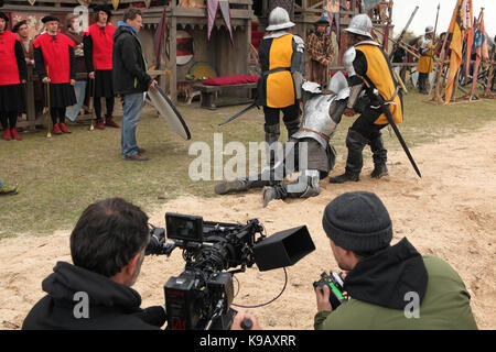 Directeur de la photo Roland Breitschuh films une scène du film pendant le tournage du nouveau cinéma allemand 'Die Ritter' ('Les Chevaliers') réalisé par Carsten Gutschmidt par ordre de ZDF à Milovice en Bohême centrale, en République tchèque, le 23 octobre 2013. Banque D'Images