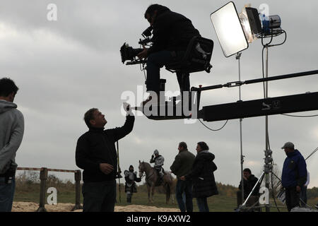 Directeur de la photo Roland Breitschuh films une scène du film pendant le tournage du nouveau cinéma allemand 'Die Ritter' ('Les Chevaliers') réalisé par Carsten Gutschmidt par ordre de ZDF à Milovice en Bohême centrale, en République tchèque, le 23 octobre 2013. Banque D'Images