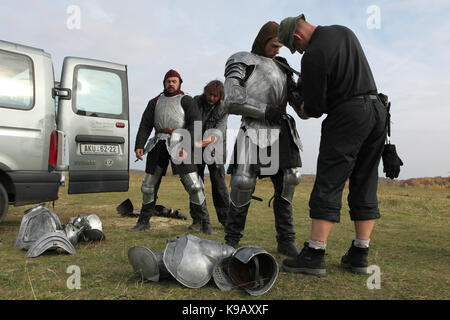 Les membres du personnel d'armures médiévales fix sur l'acteur Tchèque Michal Bednář (R) et un acteur non identifiés habillés comme des chevaliers médiévaux pendant le tournage du nouveau cinéma allemand 'Die Ritter' ('Les Chevaliers') réalisé par Carsten Gutschmidt par ordre de ZDF à Milovice en Bohême centrale, en République tchèque, le 23 octobre 2013. Banque D'Images