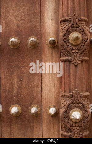 Détails sur une porte en bois sculpté, Stone Town, Zanzibar, Tanzanie, Afrique de l'Est Banque D'Images