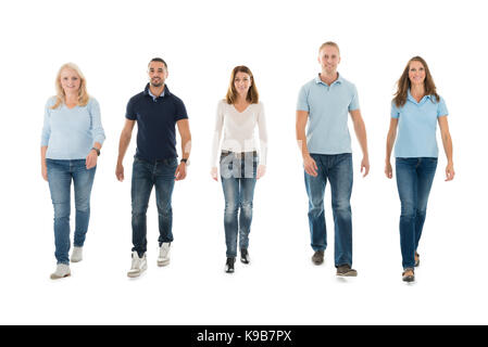 Portrait de personnes de confiance dans les occasionnels marche contre fond blanc Banque D'Images