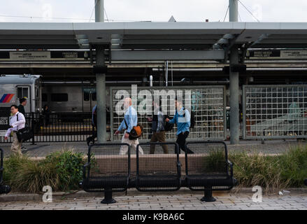 Hoboken nj , usa -- 19 septembre 2017 -- les navetteurs à pied par la gare. usage éditorial uniquement. Banque D'Images