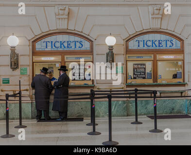 Hoboken nj , usa -- 19 septembre 2017 -- les hommes de la toile l'achat des billets à la fenêtre. usage éditorial uniquement. Banque D'Images