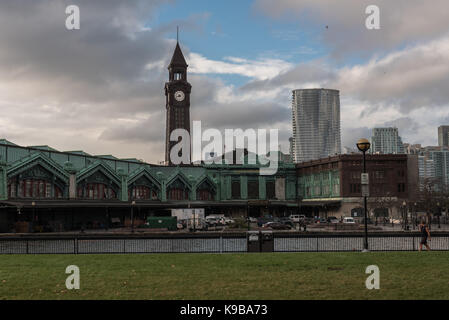 Hoboken nj , usa -- 19 septembre 2017 -- photo de la tour de l'horloge de lackawanna étrange d'un parc. un usage éditorial uniquement. Banque D'Images