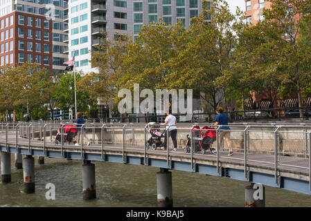 Hoboken, NJ USA -- 19 septembre 2017 --les femmes poussant des poussettes de bébé le long promenade côtière à hoboken. usage éditorial uniquement. Banque D'Images