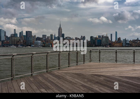 Vue de Manhattan skyline de Hoboken sous un ciel couvert, matin Banque D'Images