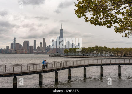 Hoboken, NJ USA -- 19 septembre 2017 quelques promenades le long d'une promenade sur le fleuve Hudson à new york dans l'arrière-plan . editoria Banque D'Images