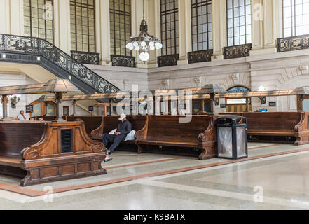 Hoboken, NJ USA -- 19 septembre 2017 la salle d'attente pour l'hobaoken gare. Un homme est alseep sur un des bancs. usage éditorial uniquement. Banque D'Images