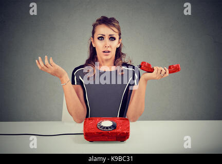 Femme choqué de recevoir de mauvaises nouvelles sur le téléphone Banque D'Images
