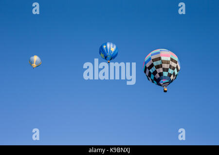 Trois ballons colorés dans un ciel bleu clair. à partir de ci-dessous. prix pour copier dans le ciel. Banque D'Images