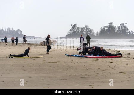 Tofino, Colombie-Britannique, Canada - 9 septembre 2017 : classe de surf sur chesterman beach Banque D'Images