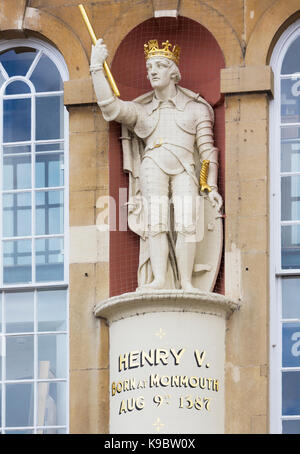 Monmouth, Monmouthshire, Wales, Royaume-Uni. Statue du Roi Henry V, 1386 - 1422, debout devant le Shire Hall. Henry est né à Monmouth et est parfois connu sous le nom de Henry de Monmouth. Banque D'Images