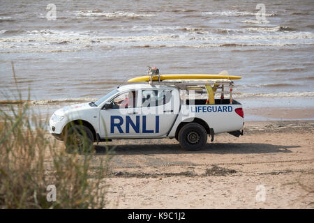 Sauveteur RNLI en patrouille Crosby Beach partie du crosby coastal park Liverpool Banque D'Images