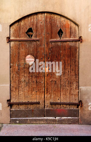 Porte médiévale dans une rue de la vieille ville de Nice, France Banque D'Images
