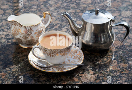 English tasse de thé au lait servi en céramique fine tasse et soucoupe Banque D'Images