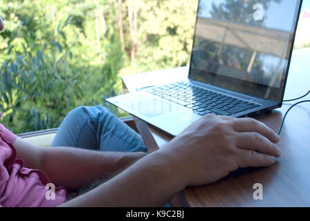 Man using laptop computer Banque D'Images