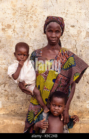 Bamoro, Côte d'Ivoire, Côte d'Ivoire. Un Baole arrière grand-mère et ses arrière-petits-enfants. Banque D'Images