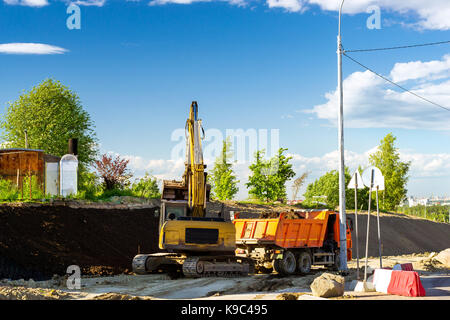 Excavatrice camion avec l'aide de moellons charges godet. construction de la route de contournement à grande vitesse autour de krasnoe selo, Saint-Pétersbourg l'industrie lourde. Banque D'Images