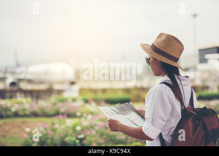 Happy women'sur la carte pour l'aéroport locations.travel concept. Banque D'Images