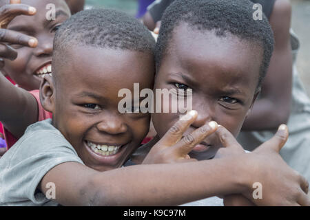 Accra, Ghana - décembre 28, 2016 : happy children dans une rue d'Accra, au Ghana. Banque D'Images