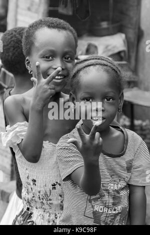 Accra, Ghana - décembre 28, 2016 : happy children dans une rue d'Accra, au Ghana. Banque D'Images