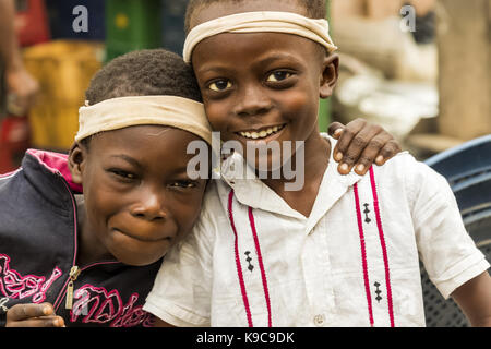 Accra, Ghana - décembre 28, 2016 : happy children dans une rue d'Accra, au Ghana. Banque D'Images