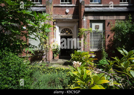 Jardin à l'arrière de la bibliothèque de la maison bromley nottingham Banque D'Images